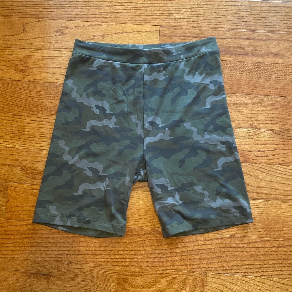 American Eagle camo bike shorts